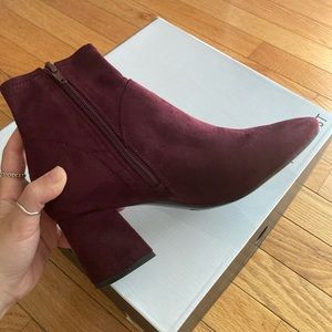 Nine West women's burgundy velvet ankle boot size 6.5